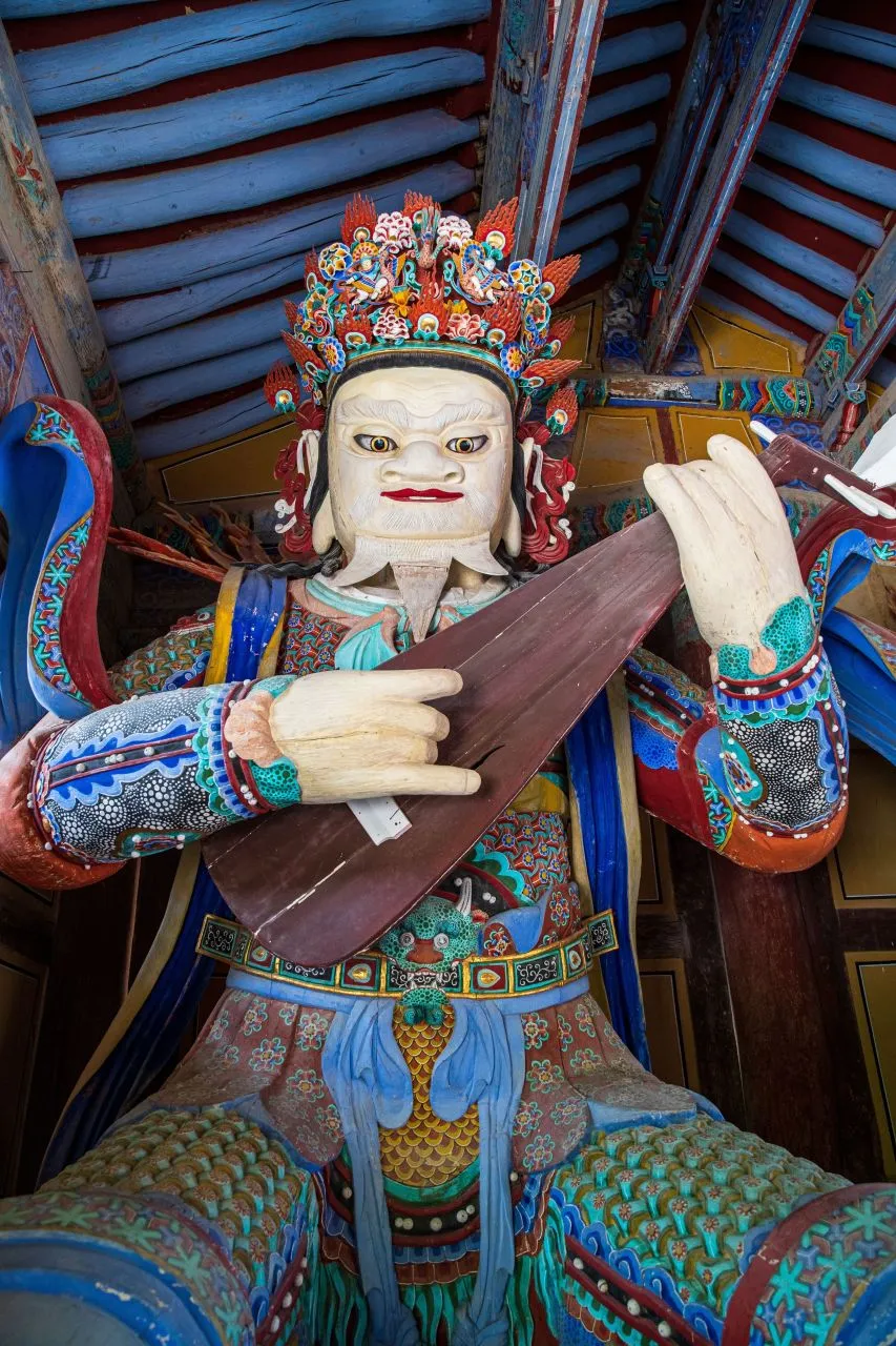 梁山通度寺 — 手持樂器的四天王像正面（2022年4月）