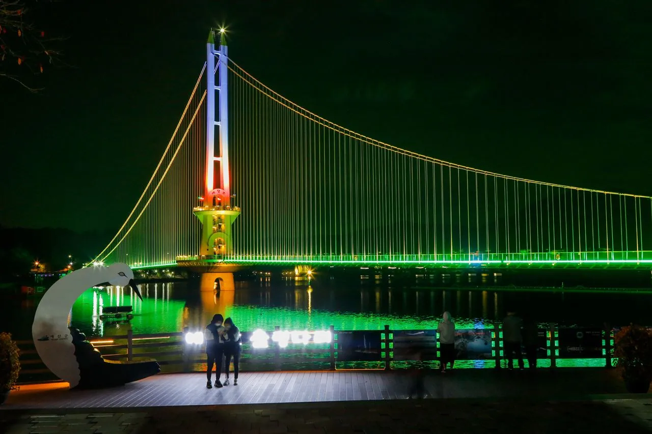 禮唐湖吊橋 — 夜間燈光映照下的吊橋與湖畔步道（2020年10月）（照片：韓國觀光公社觀光照片庫・攝影 라이브스튜디오・公共授權第1類）