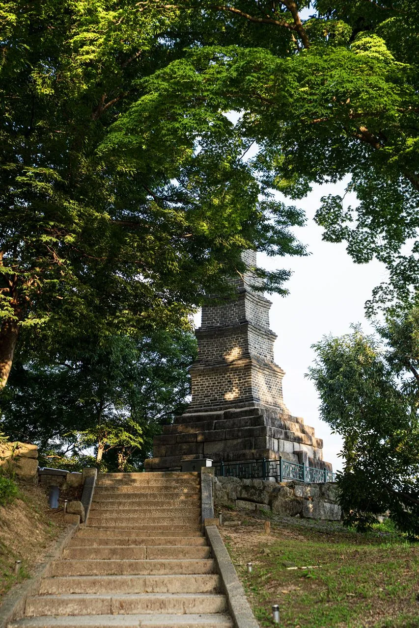 驪州神勒寺 — 被階梯與樹木環繞的多層磚塔（2021年10月）