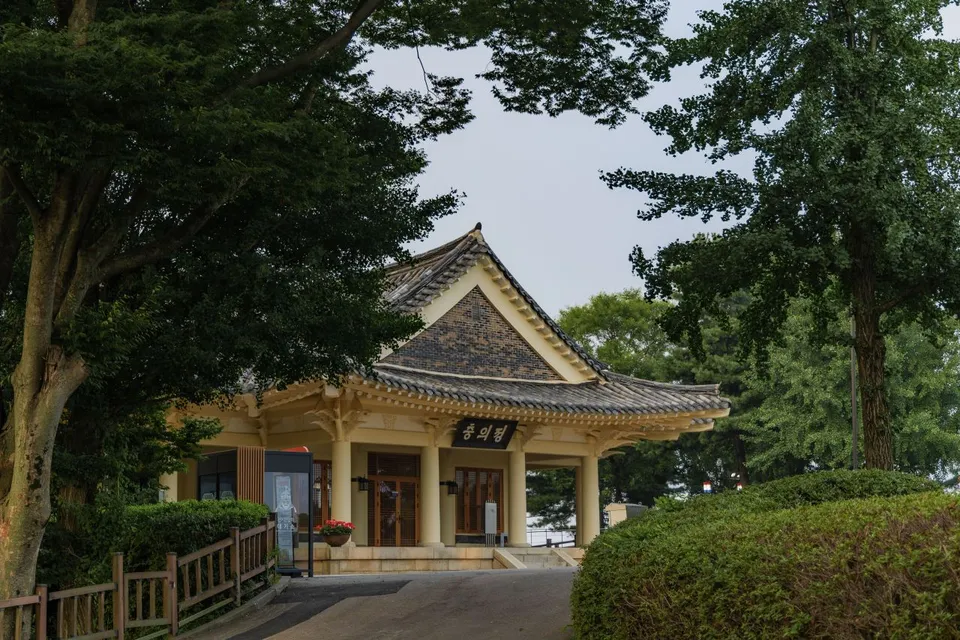 行舟山城一帶 — 被樹木與庭園環繞的忠義亭側面（2024年7月）