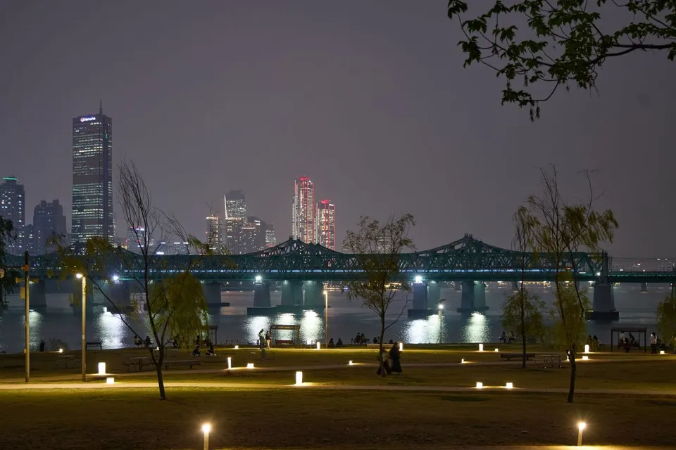 노들섬 — 點亮燈光的漢江邊公園與鐵橋夜景（2023年10月）