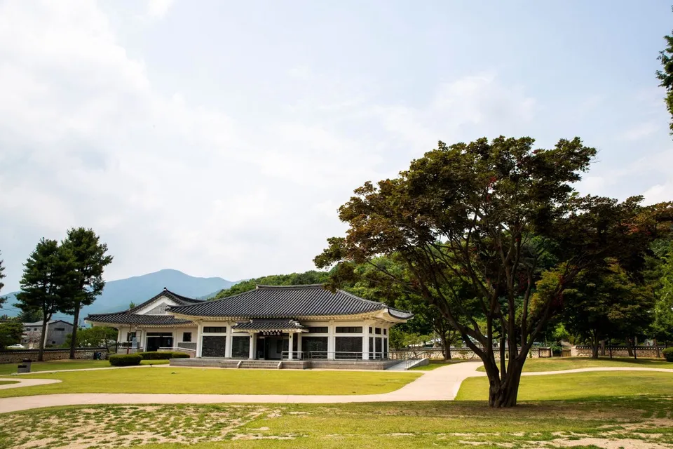 丁若鏞遺址 — 以樹木與山巒為背景的傳統建築全景（2022年6月）
