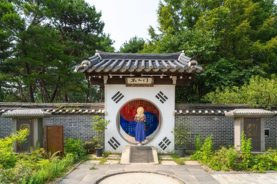 洗美苑 — 瓦頂傳統門與庭園景色（2024年7月）