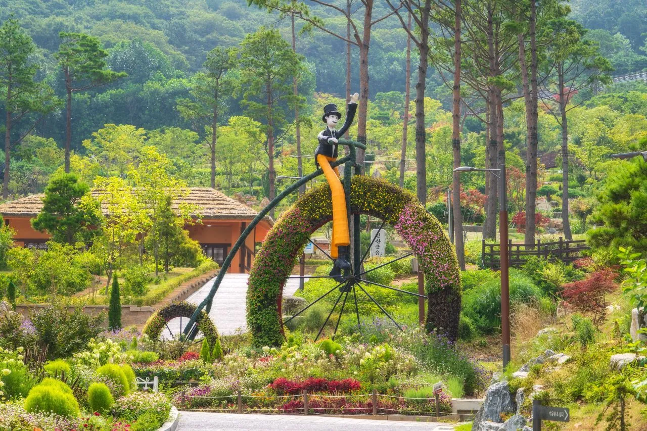 華蓋庭園 — 設有花園與造景的散步道（2024年8月）（照片：韓國觀光公社觀光照片庫・攝影 정규진・公共授權第1類）