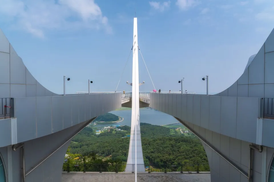 華蓋庭園 — 華蓋山觀景台的弧形橋樑與觀景設施（2024年8月）