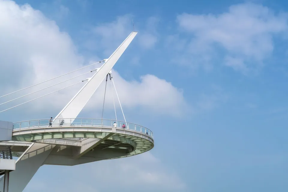 華蓋庭園 — 華蓋山觀景台的圓形空中步道與天空（2024年8月）