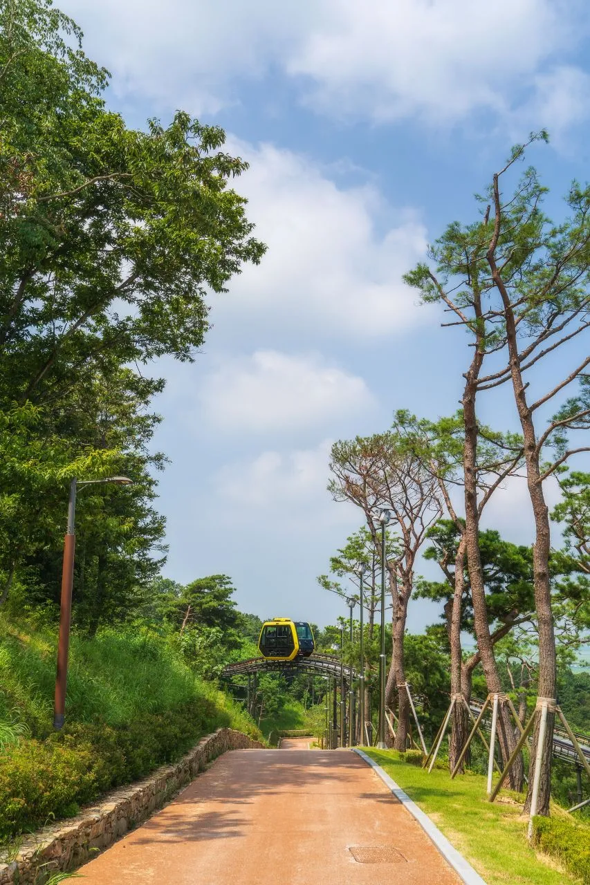 華蓋庭園 — 植物園散步道與單軌列車風景（2024年8月）