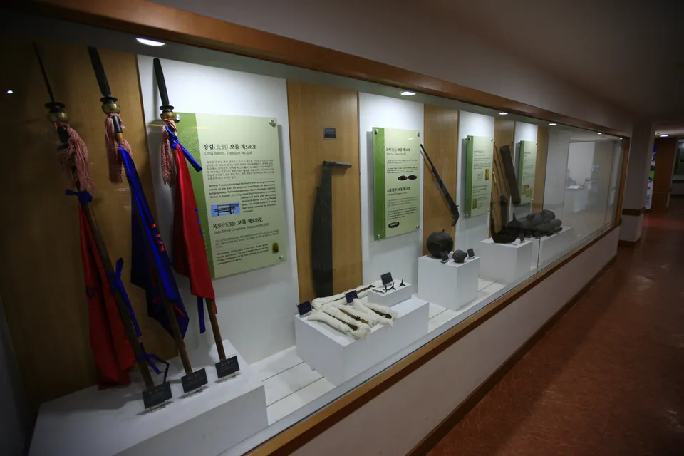 鎮南館 壬辰倭亂文物展示館 — 陳列武器與文物的展示館內部（2011年11月）