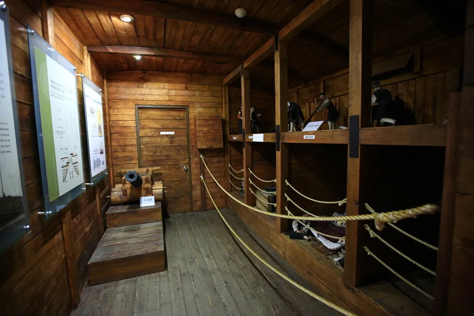 鎮南館 壬辰倭亂文物展示館 — 木造展示室與戰爭文物模型（2011年11月）