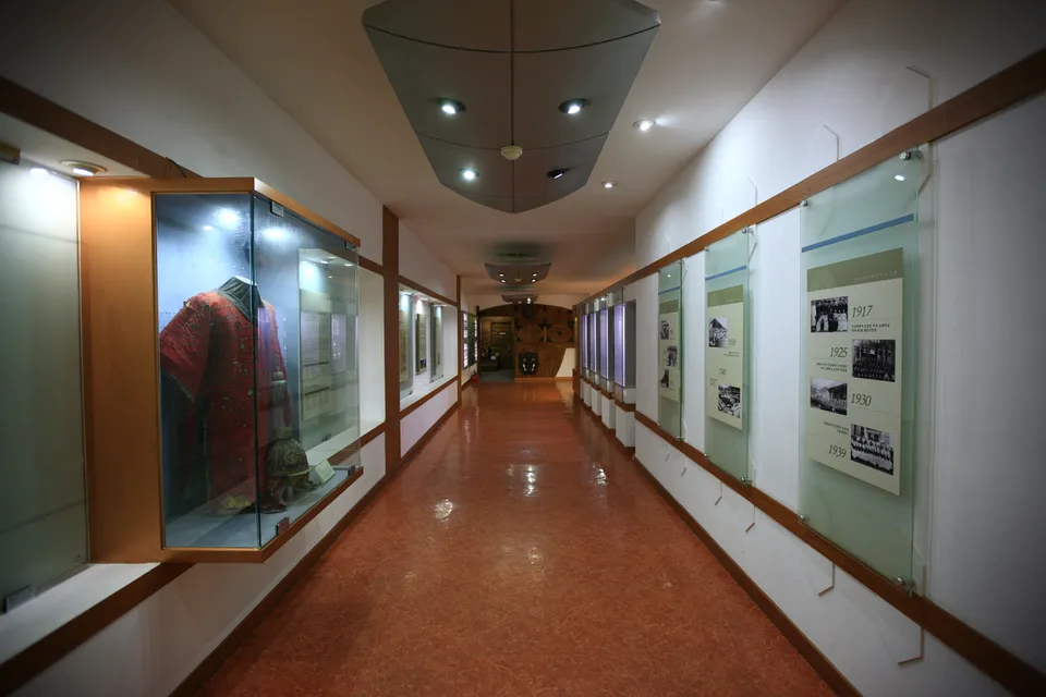 鎮南館 壬辰倭亂文物展示館 — 有展示文物與說明展板的展示館走廊（2011年11月）