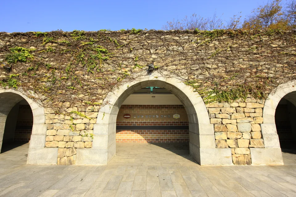 鎮南館 壬辰倭亂文物展示館 — 石拱入口的鎮南館壬辰倭亂文物展示館（2011年11月）