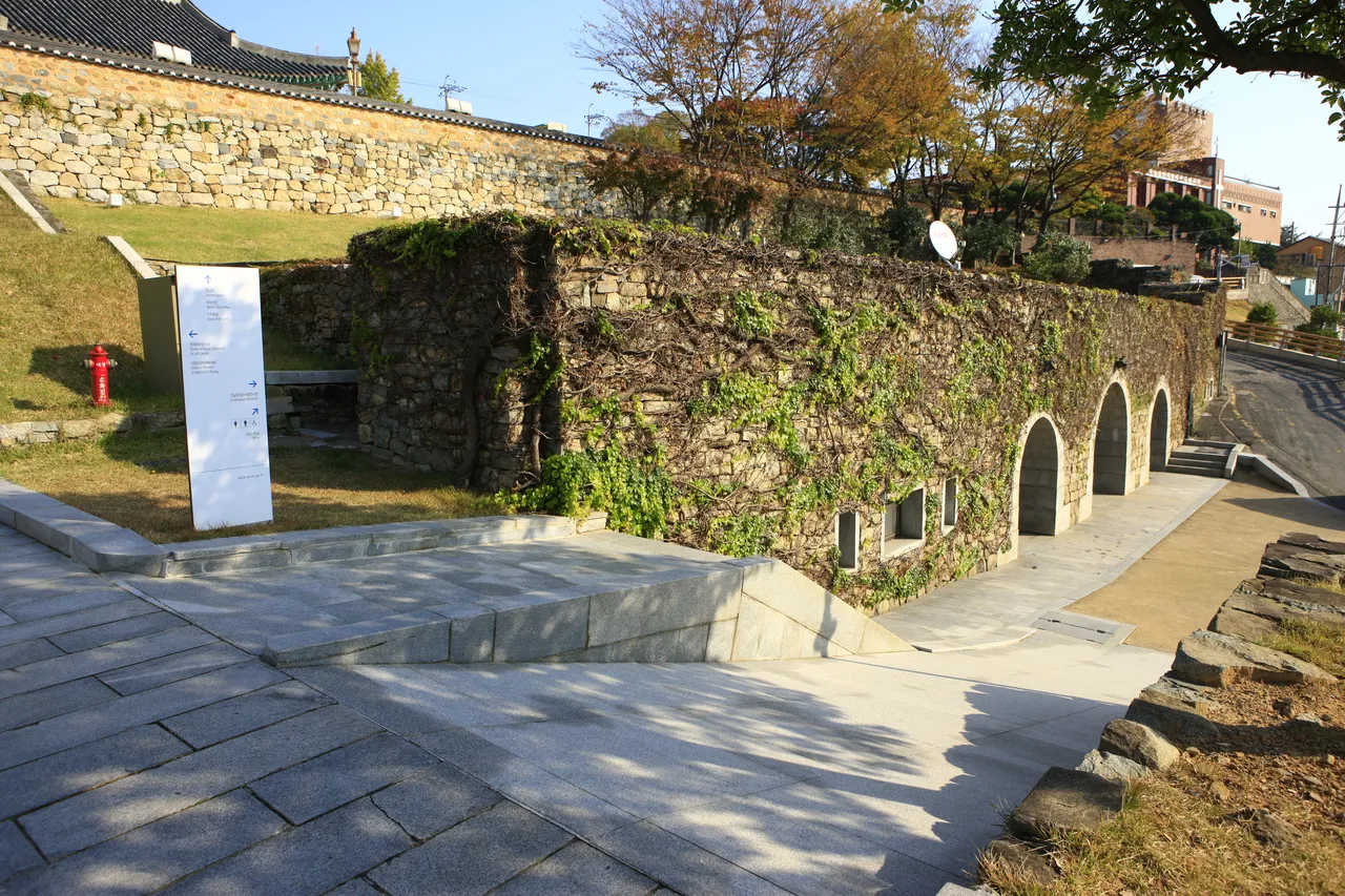 鎮南館 壬辰倭亂文物展示館 — 有石牆與拱形入口的展示館外觀（2011年11月）（照片：韓國觀光公社觀光照片庫・攝影 한국관광공사 김지호・公共授權第1類）