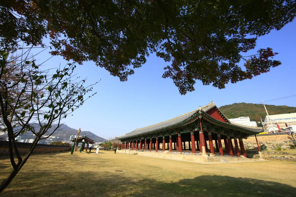鎮南館 — 樹木與傳統鎮南館建築全景（2011年11月）