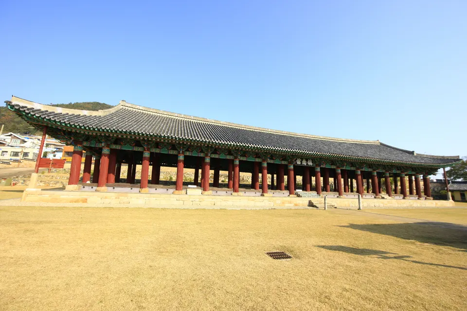 鎮南館 — 傳統木造樓閣建築與寬闊草坪（2011年11月）