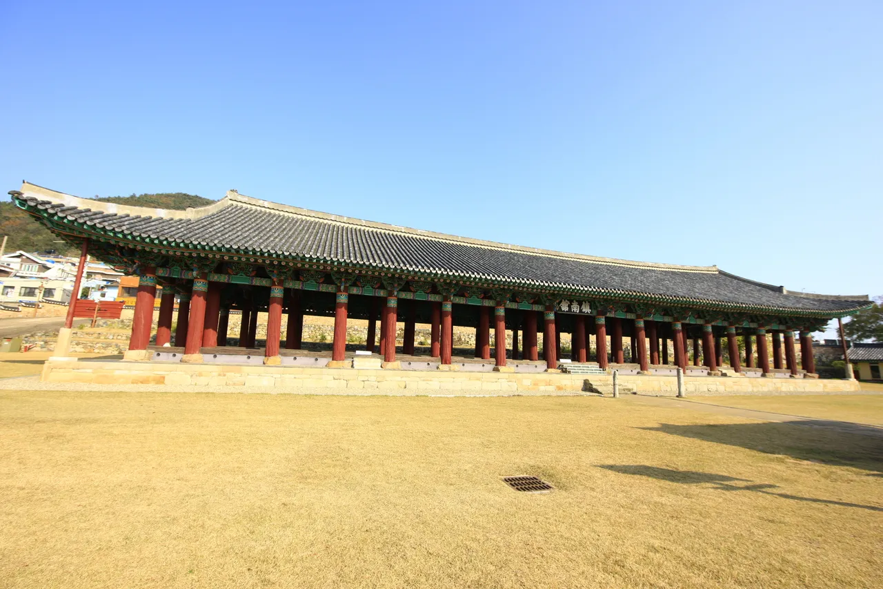 鎮南館 — 傳統木造樓閣建築與寬闊草坪（2011年11月）（照片：韓國觀光公社觀光照片庫・攝影 한국관광공사 김지호・公共授權第1類）