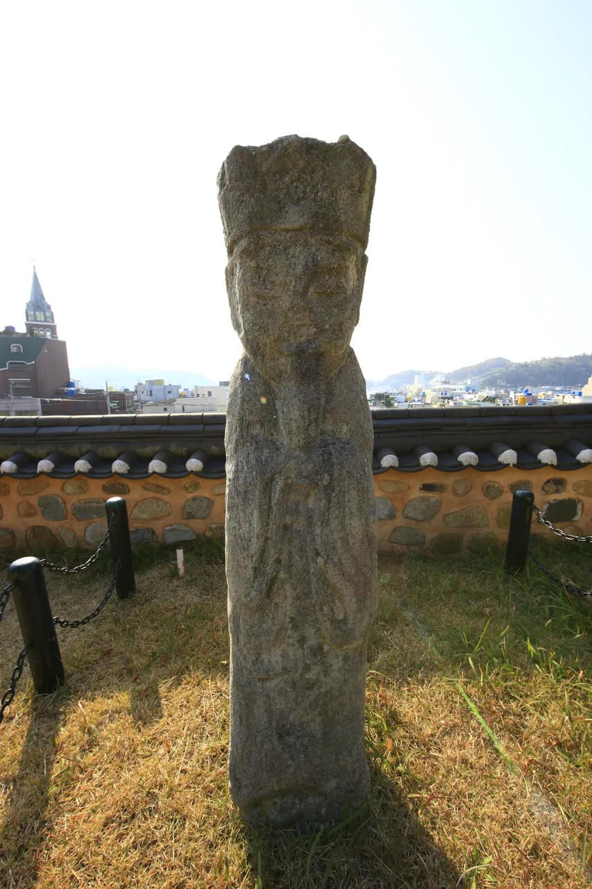 鎮南館 — 麗水石人石像與傳統石牆（2011年11月）