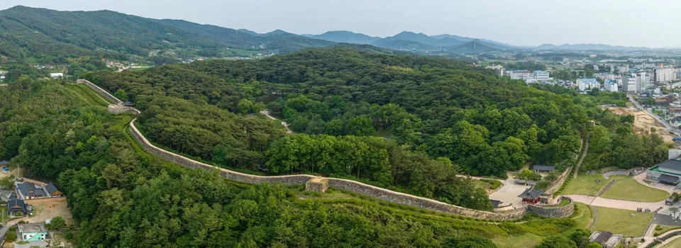 高敞邑城（牟陽城） — 從空中看沿著林木山丘延伸的城牆（2023年5月）