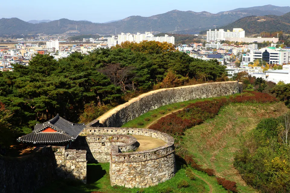 高敞邑城（牟陽城） — 圓弧形城牆與城門樓，遠處是市區（2014年11月）