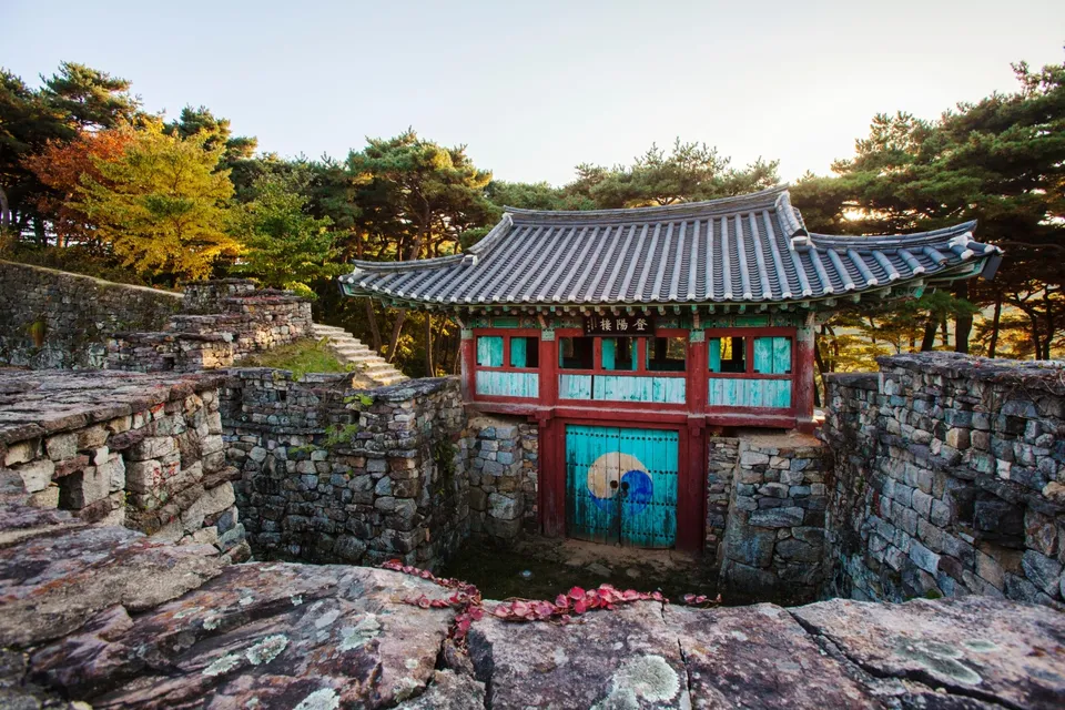 高敞邑城（牟陽城） — 掛「登陽樓」匾額、門上有太極圖案的城門與石牆（2017年11月）