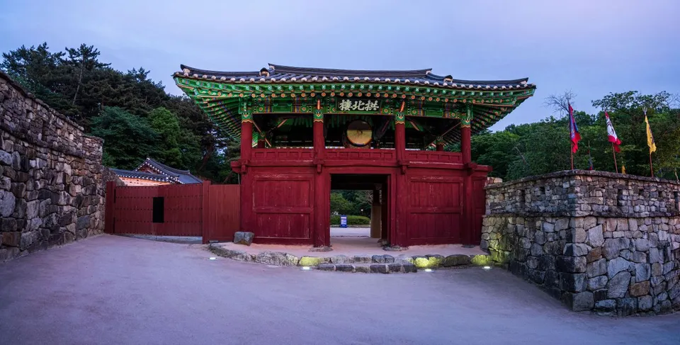 高敞邑城（牟陽城） — 掛著「拱北樓」匾額的紅色城門（2023年5月）
