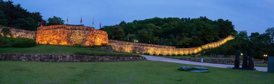 高敞邑城（牟陽城） — 黃昏時點燈的城牆（2023年5月）