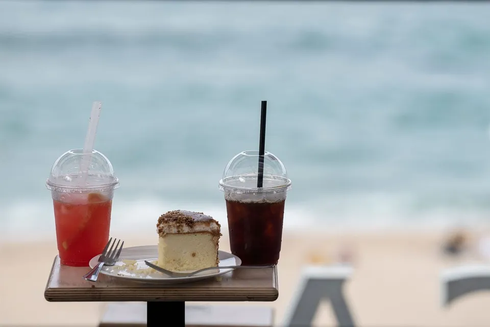 江陵咖啡街 — 以大海為背景的兩杯冰飲與蛋糕（2019年7月）