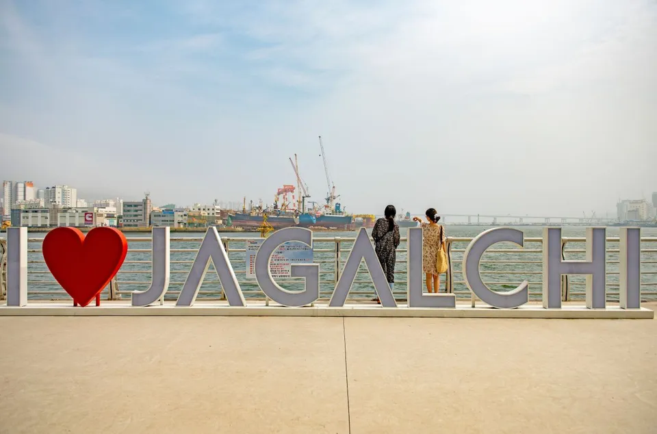 札嘎其市場 — 海邊欄杆前的「I ♥ JAGALCHI」字母裝置（2020年）