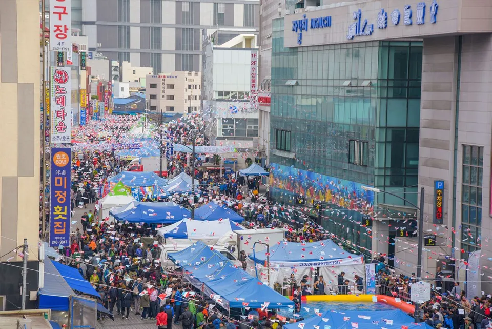 札嘎其市場 — 藍色帳篷與小旗林立、擠滿人潮的街道（2018年10月）
