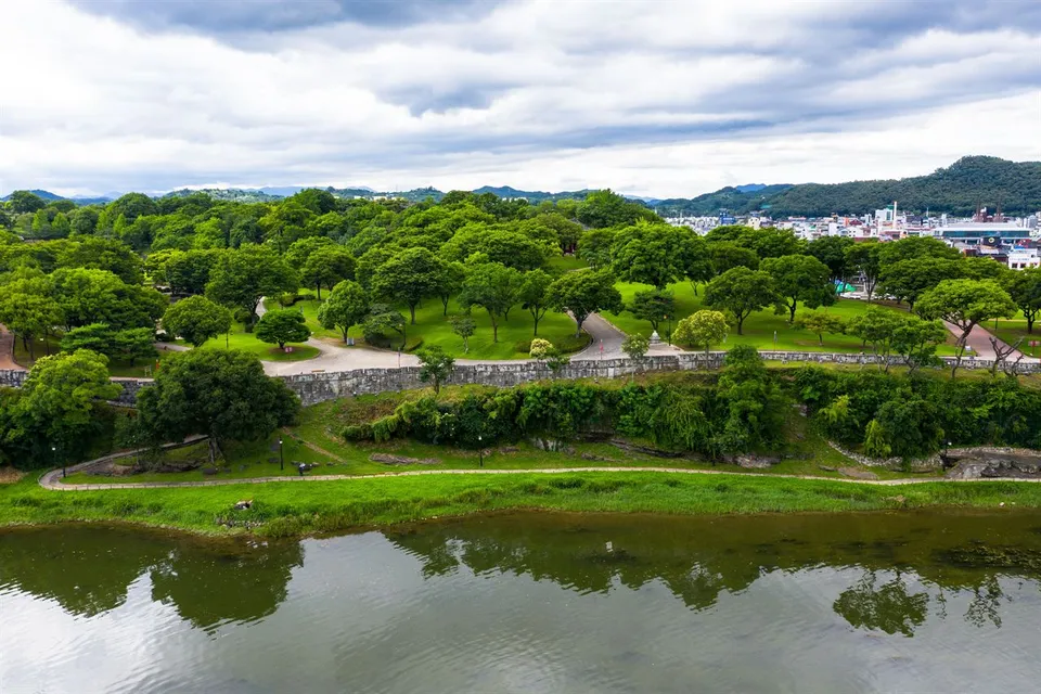 晉州城 — 空拍城牆、草地與南江（2019年7月）