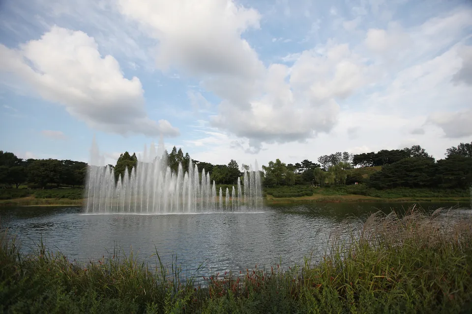 奧林匹克公園 — 夢村垓字（護城河）水面上的噴泉（2012年9月）