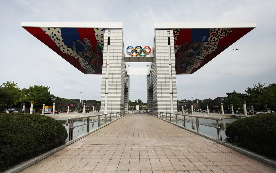 奧林匹克公園 — 通往世界和平之門的寬闊步道（2012年9月）