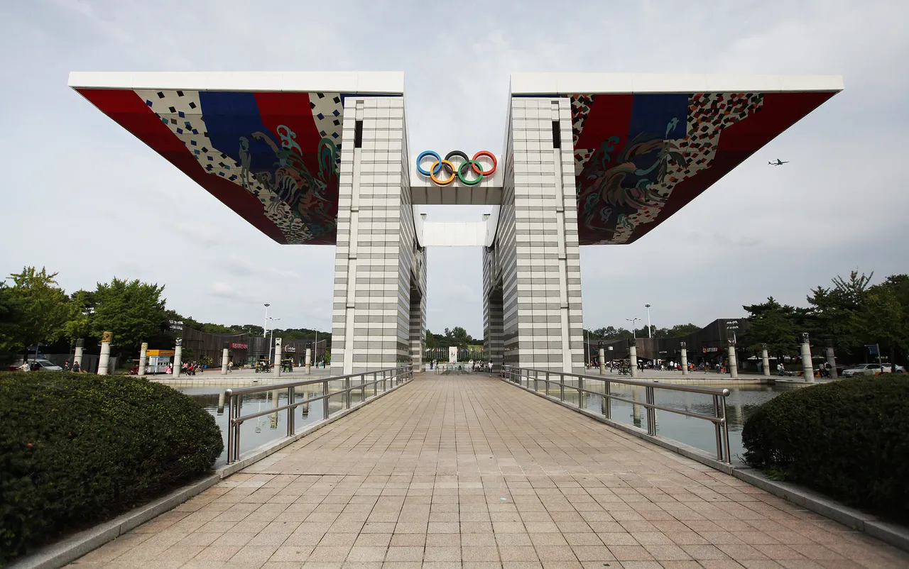 奧林匹克公園 — 通往世界和平之門的寬闊步道（2012年9月）（照片：韓國觀光公社觀光照片庫・攝影 한국관광공사 박은경・公共授權第1類）