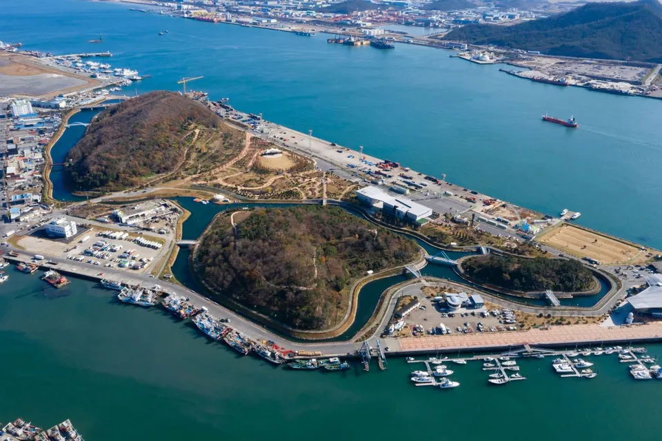 木浦 三鶴島 — 空拍三鶴島、海面與遊艇碼頭（2021年11月）