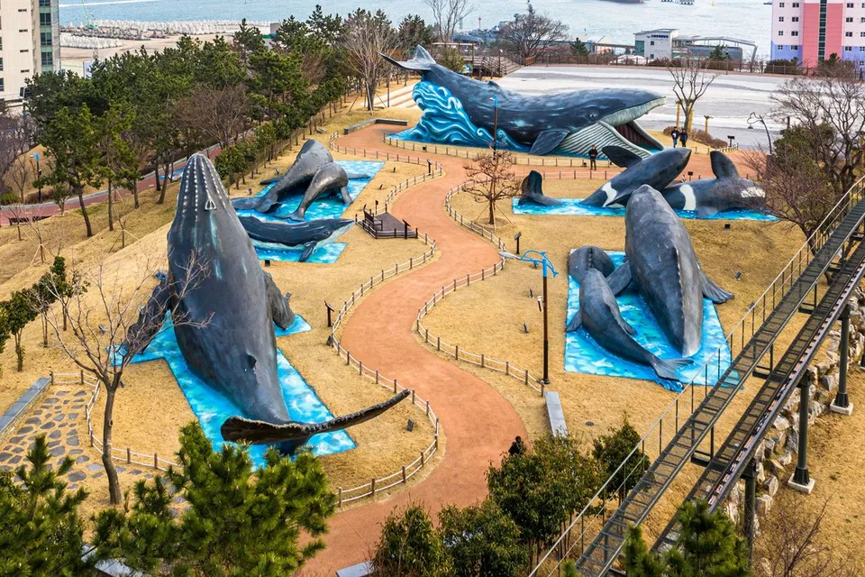 長生浦鯨魚文化村 — 從上方俯瞰滿是鯨魚造型的公園（2020年2月）