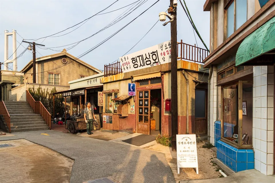 長生浦鯨魚文化村 — 掛著老招牌的小巷（2020年2月）