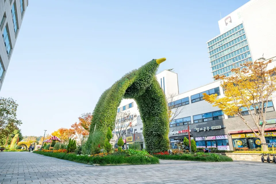 江陵月花街 — 綠色植物打造的拱門造型（2021年11月）