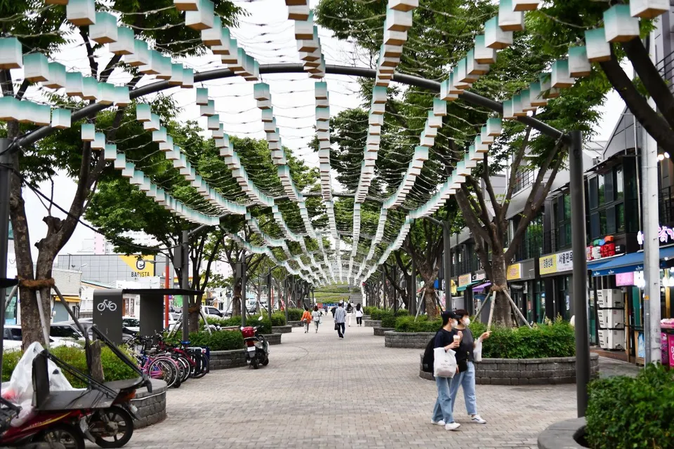 江陵月花街 — 掛滿白色吊飾的夏日步道（2020年6月）