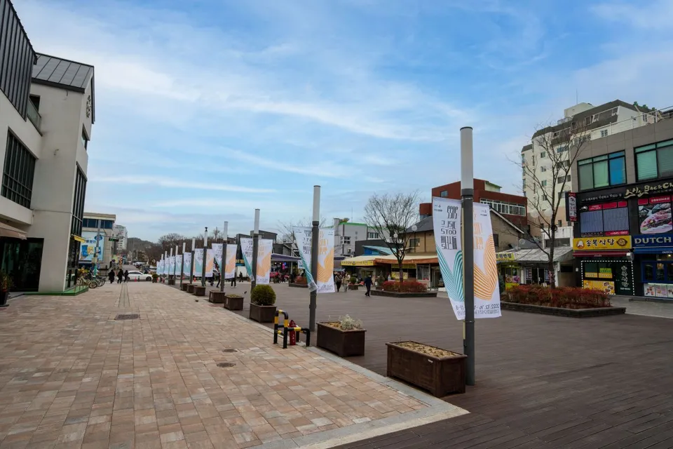 江陵月花街 — 擺著長椅的寬敞步道（2022年12月）