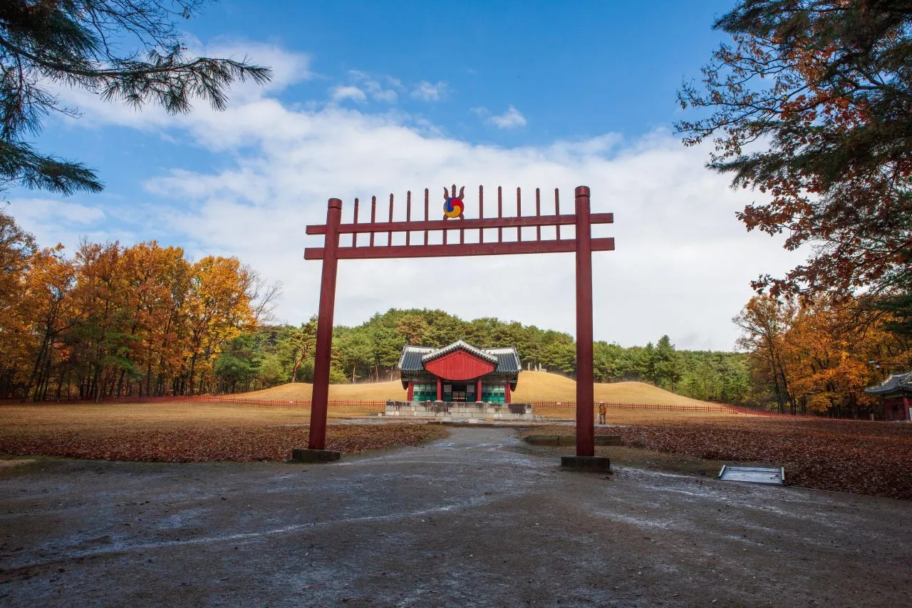 華城隆陵與健陵 — 紅箭門後方的丁字閣與秋楓（2021年11月）（照片：韓國觀光公社觀光照片庫・攝影 한국관광공사 송재근・公共授權第1類）