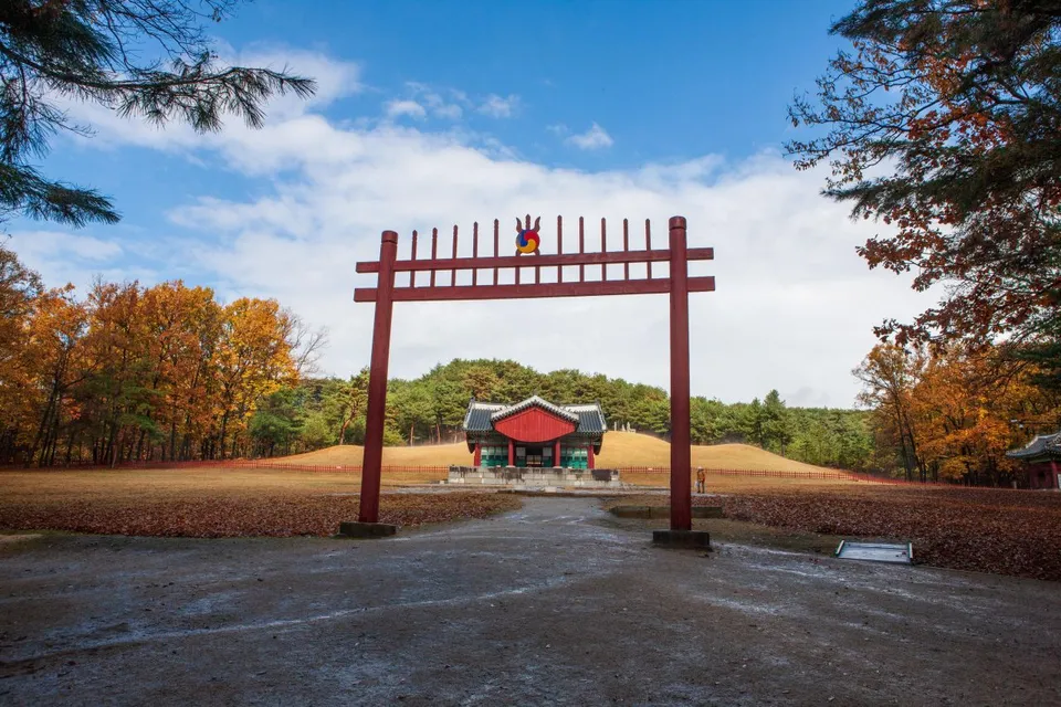 華城隆陵與健陵 — 紅箭門後方的丁字閣與秋楓（2021年11月）