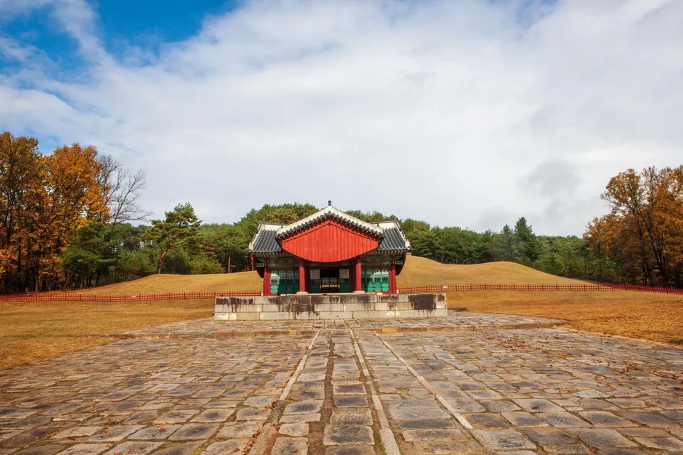 華城隆陵與健陵 — 筆直通往丁字閣的石板路（2021年11月）
