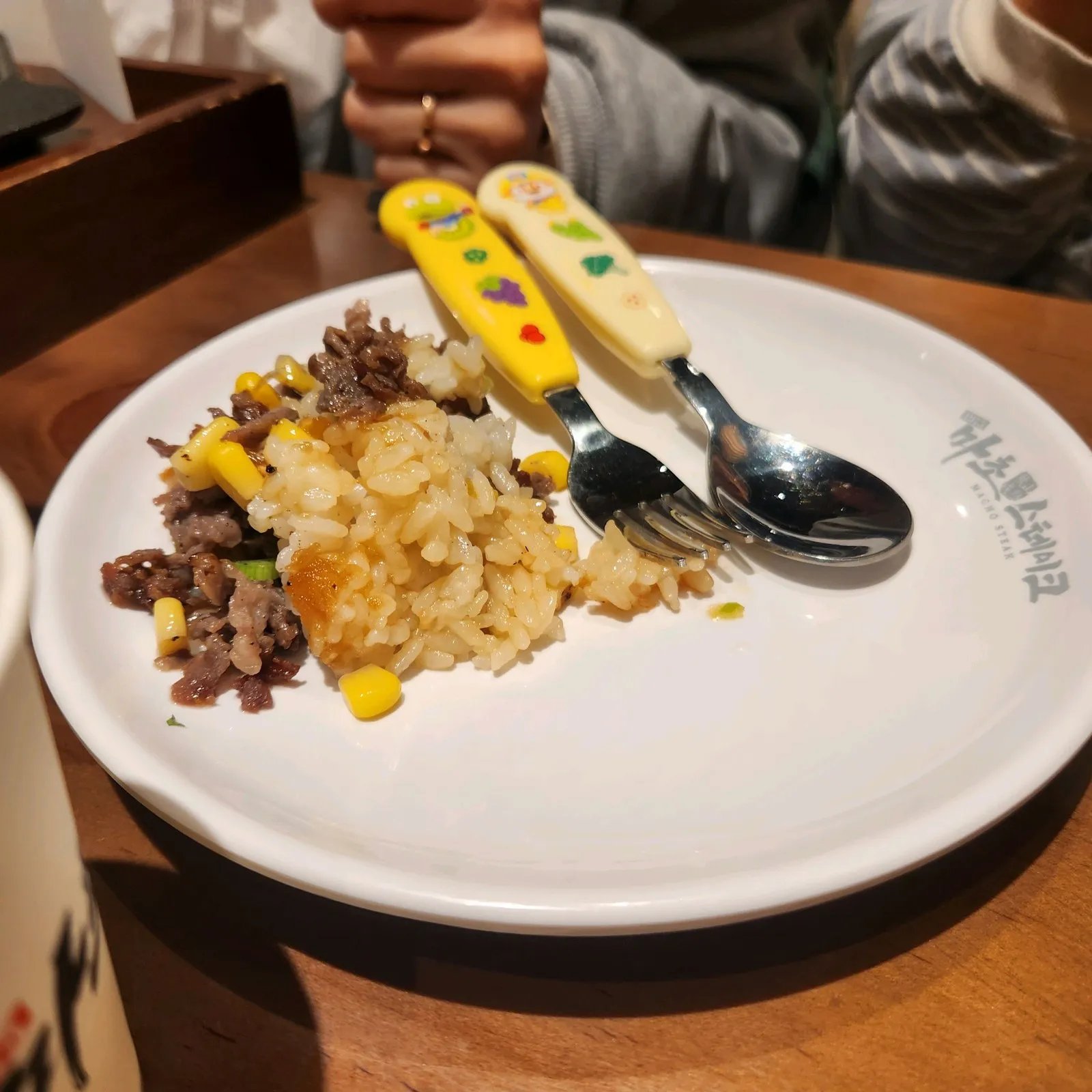 아이 전용 접시에 고기+옥수수+밥 조합 — 어린이 식기도 챙겨줍니다