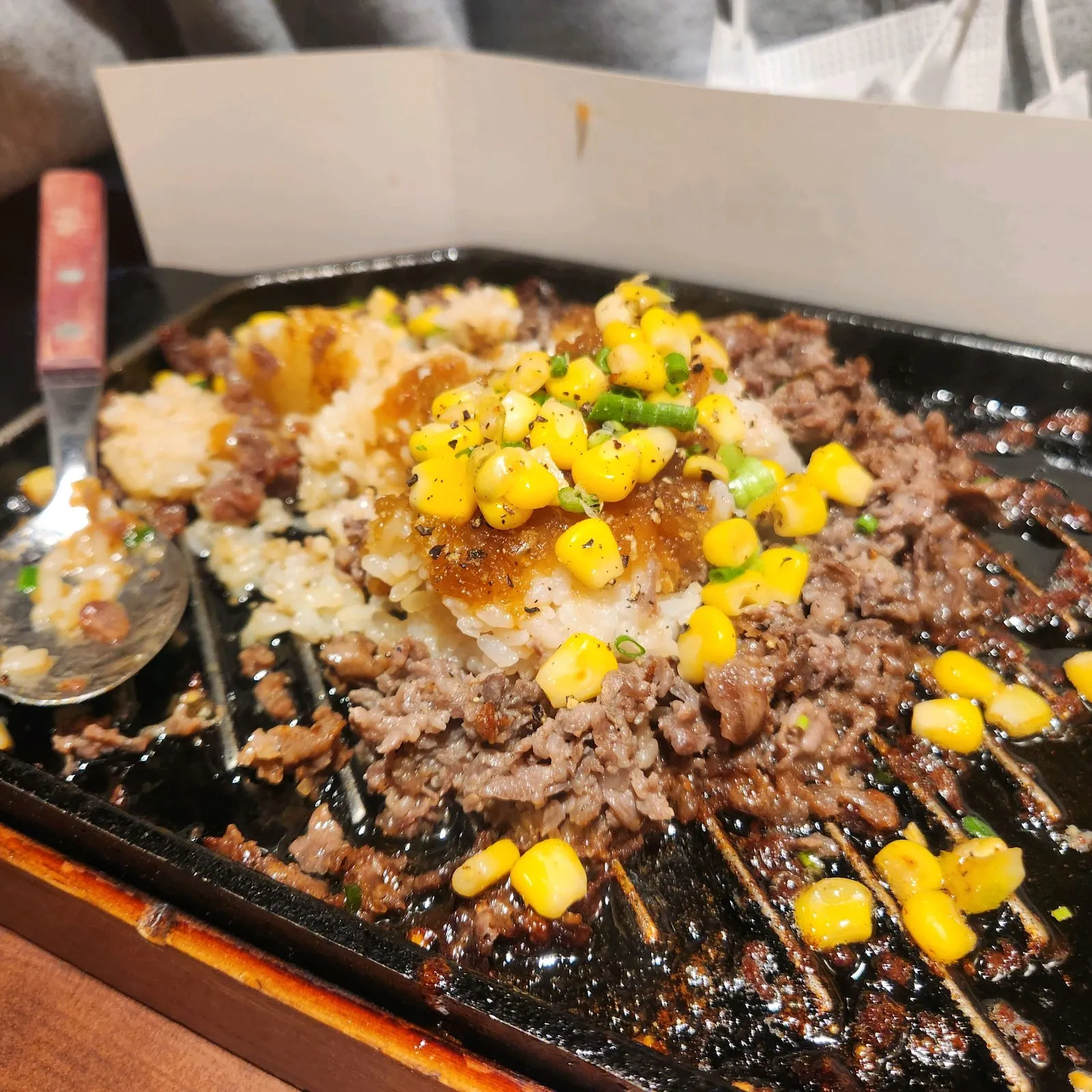 불판 위에서 밥+고기+콘 — 눌은 부분이 포인트