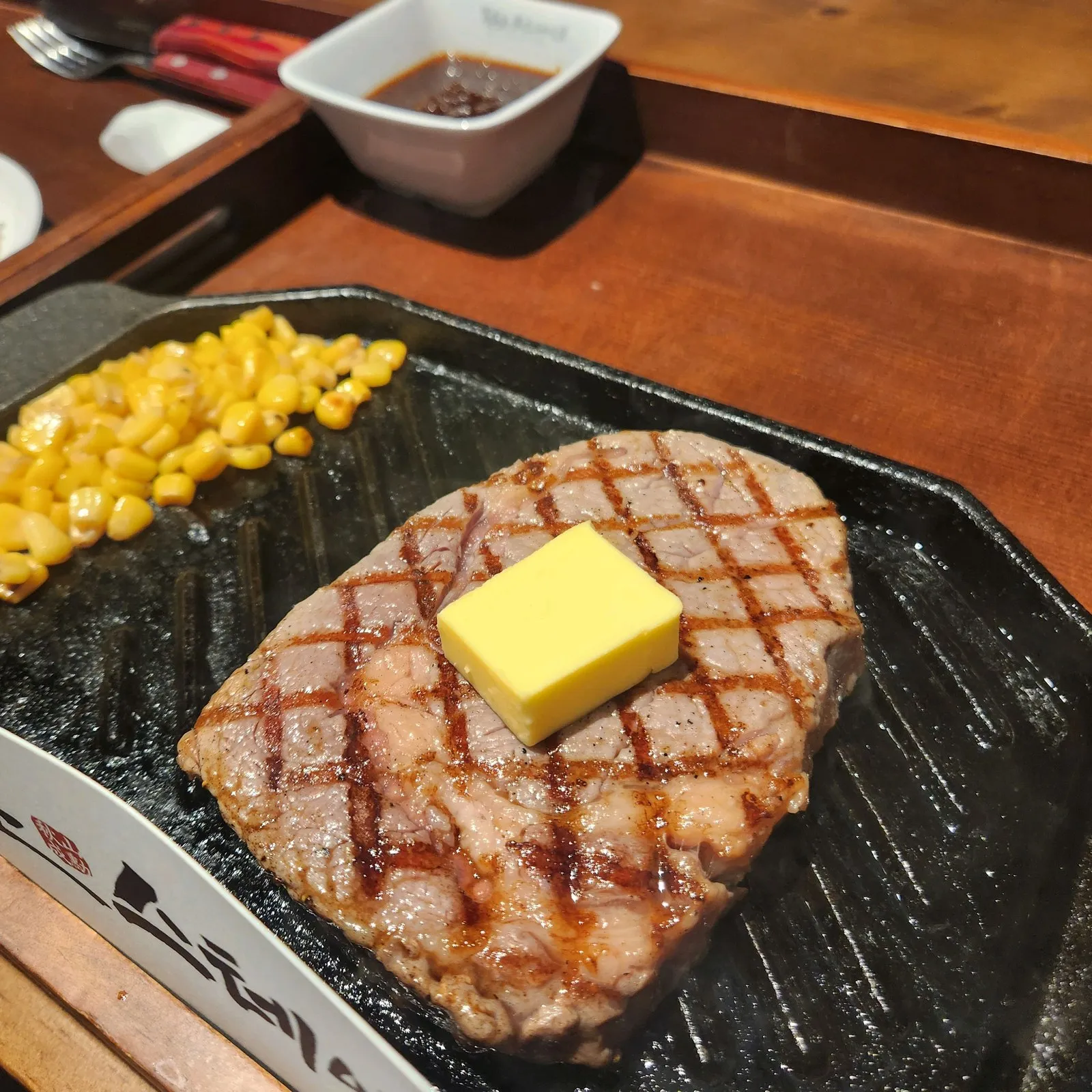 그릴 자국 + 녹아내리는 버터 — 이 조합이 이 집의 얼굴