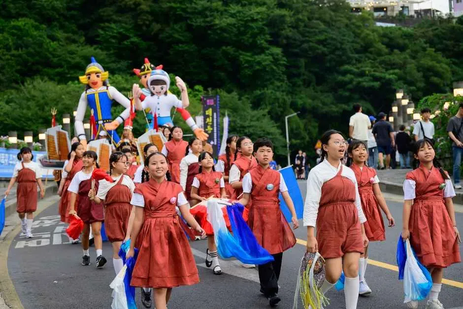 往屆活動 — 與大型人偶一起參加慶典遊行的孩童