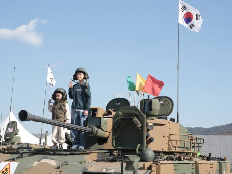 지난 축제 — 전차 위 어린이 체험 장면