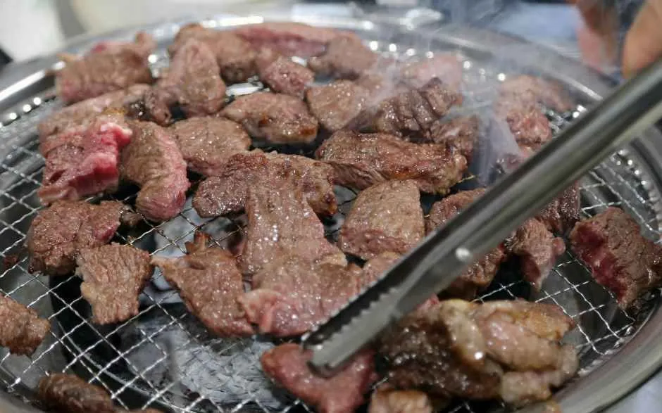 往屆活動 — 在炭火上燒烤的肉