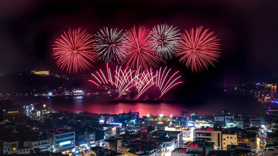 往屆活動 — 在夜海上綻放的五彩繽紛煙火（照片：韓國觀光公社・公共授權第3類）