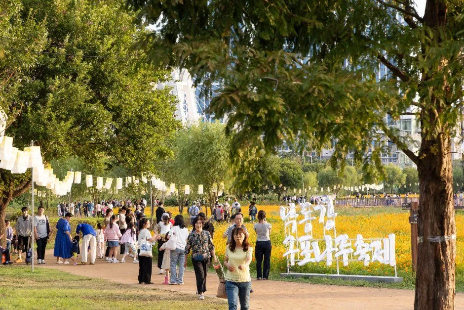 往屆活動 — 漫步於花田步道的遊客（照片：韓國觀光公社・公共授權第3類）