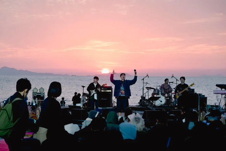 往屆活動 — 海邊夕陽舞台表演與觀眾(照片:韓國觀光公社・公共授權第3類)